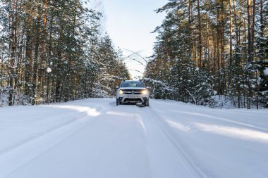 Vitebsk, Belarus - Şubat 2021: Beyaz Renault Duster karlı bir orman yolunda. Extreme off-road, 4x4. Yatay fotoğraf.