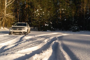 Vitebsk, Belarus - Şubat 2021: Beyaz Renault Duster karlı bir orman yolunda. Extreme off-road, 4x4. Yatay fotoğraf.
