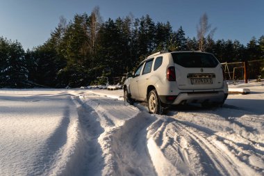 Vitebsk, Belarus - Şubat 2021: Beyaz Renault Duster karlı bir orman yolunda. Extreme off-road, 4x4. Yatay fotoğraf.
