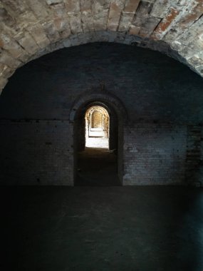 Brest, Belarus - Ağustos 2021: Memorial Museum Kompleks Kalesi. İkinci Dünya Savaşı 'nın tarihi. Mimari elementler. Yatay fotoğraf.