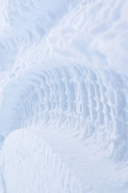 Dokulu arka plan duvar kağıdı. Kış manzarası. Karda lastik izi, 4x4. Dikey fotoğraf.