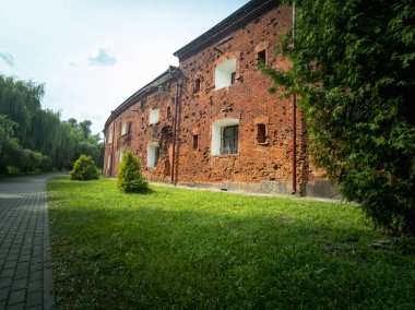 Brest, Belarus - Ağustos 2021: Memorial Museum Kompleks Kalesi. İkinci Dünya Savaşı 'nın tarihi. Mimari elementler. Yatay fotoğraf.