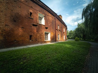 Brest, Belarus - Ağustos 2021: Memorial Museum Kompleks Kalesi. İkinci Dünya Savaşı 'nın tarihi. Mimari elementler. Yatay fotoğraf.