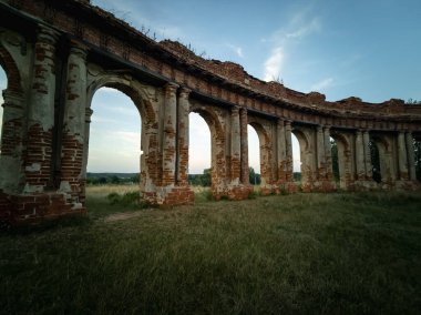 Ruzhany, Belarus - Ağustos 2021: Bir yaz günü gün batımında Ruzhany 'de Sapieha prenslerinin saray kompleksi. Yatay fotoğraf.