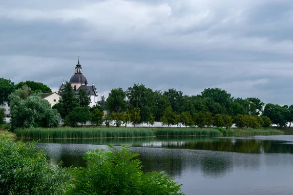 Lago Com Vista Para Antiga Igreja Farny Nesvizh Bielorrússia Linda — Fotografia de Stock