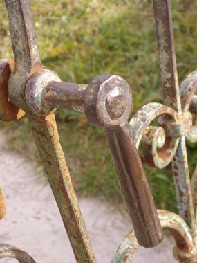 Eski kapıdaki cıvata