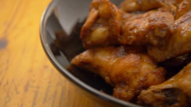 Ailes et cuisses de poulet rôties close-up — Video