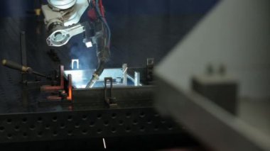 Yakın çekim slayt sağ sol kaynak robotlar için çalışmak