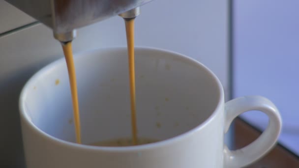 Fermer machine à café verser espresso dans une tasse blanche 