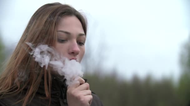 Jeune femme fumant un narguilé en plein air ralenti 