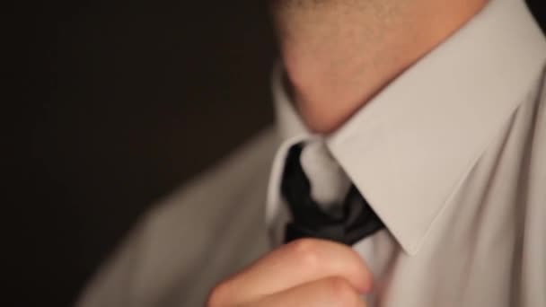 Крупный план человека, завязывающего галстук — стоковое видео