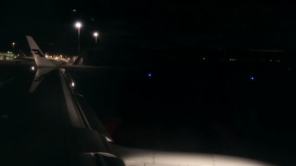 Flygplan Rider ner banan på natten. Utsikt från fönstret i flygplan wing — Stockvideo