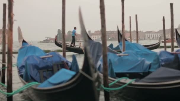 Gondolier controla la góndola en Venecia — Vídeos de Stock