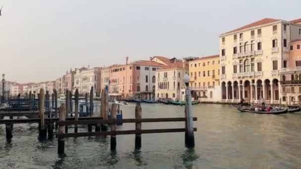 Venezianischen Kanal. Der Gondoliere schwebt mit Touristen in einer Gondel — Stockvideo