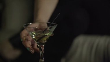 El kulüpte kokteyl al. Ağır çekim