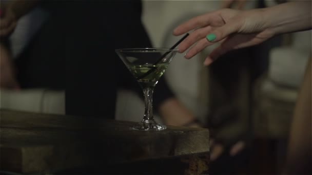Krásná žena si koktejl v klubu. Zpomalený pohyb — Stock video