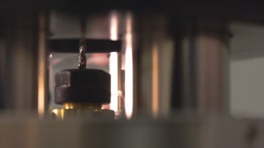 Takma diş diş laboratuarında yapım. Alt matkap delikleri kapatın.