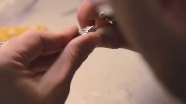 Çalışma ile metal takma diş dişçi laboratuvarda implantları. Yakın çekim.