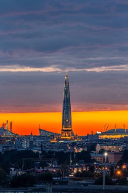 Katedraller ve gökdelenlerle dolu beyaz gecelerde Saint-Petersburg 'un gece manzarası