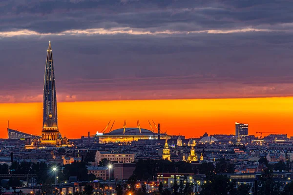 Katedraller ve gökdelenlerle dolu beyaz gecelerde Saint-Petersburg 'un gece manzarası