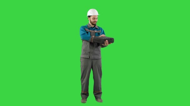 Handyman preparado para cualquier eventualidad muestra herramientas en la cámara en una pantalla verde, Chroma Key . — Vídeos de Stock