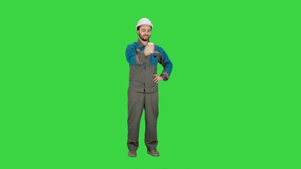 Uomo sorridente in casco fare selfie su uno schermo verde, Chroma Key . — Video Stock