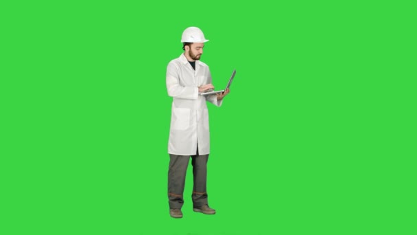Technické práce v přilba mluvit na kameru gesta rukou na zelené obrazovce, Chroma Key.
