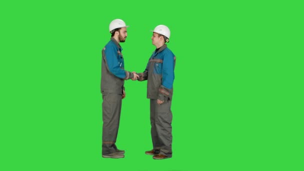 İki builder, mimarlar el sıkışma Chroma anahtar yeşil ekranda. — Stok video