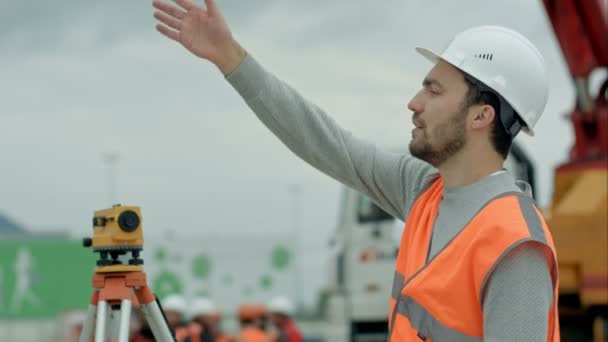 Wirtschaftsarchitekt auf der Baustelle — Stockvideo