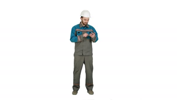 Elektroingenjör skickar ett meddelande med mobilen på vit bakgrund. — Stockvideo