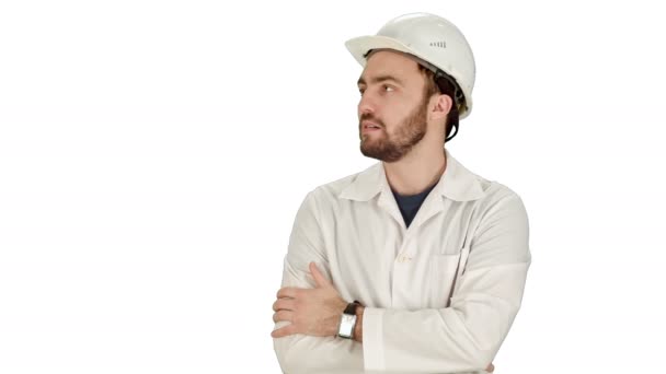 Trabajador de la construcción mirando su reloj. Constructor esperando una reunión sobre fondo blanco . — Vídeos de Stock