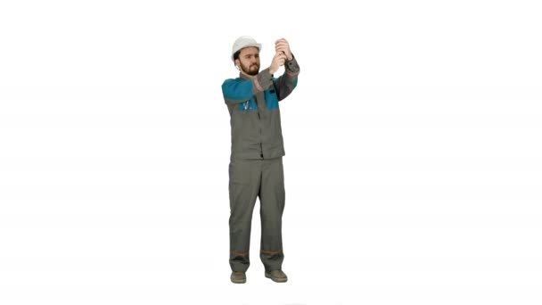 Engenheiro de construção em capacete faz selfie no telefone no fundo branco . — Vídeo de Stock