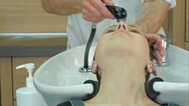 çekici kadın keyfi bir saç şampuanı saç salonu sahip kapalı gözleri ile gülümseyen