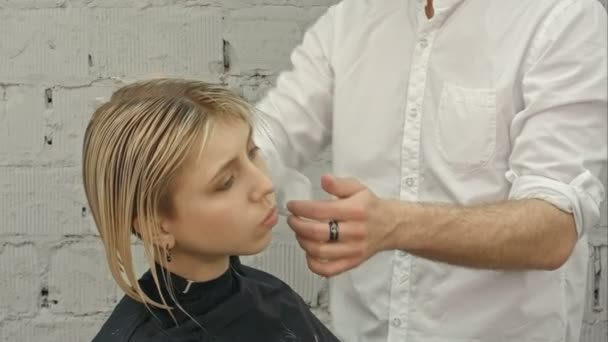 若い美しい女性が美容師に髪を切って. — ストック動画
