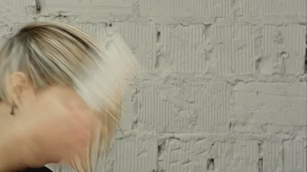 Стилист сушит женские волосы в салоне красоты — стоковое видео
