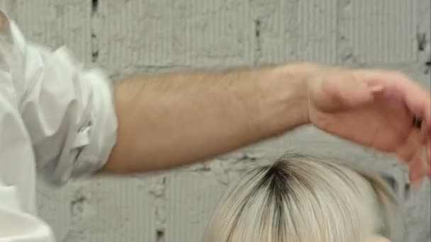 Felice giovane donna ottenere un nuovo taglio di capelli dal parrucchiere al salone — Video Stock