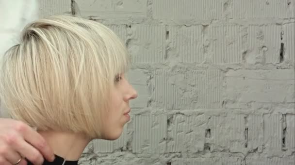 Mujer joven feliz con peluquería acabado peinado en el salón — Vídeo de stock