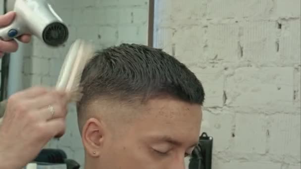 Сушка, укладка мужских волос в салоне красоты — стоковое видео