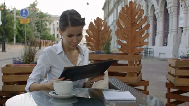 Mujeres en la cafetería menú de lectura — Vídeos de Stock