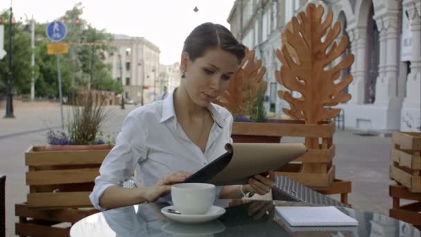 Elegante mujer de negocios llamando al camarero mientras está sentada en la cafetería, almuerzo de negocios de mujer ejecutiva — Vídeos de Stock