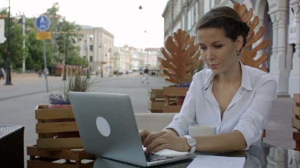 Młoda kobieta biznesu działa na laptopie w kawiarni zakończyć pracę — Wideo stockowe