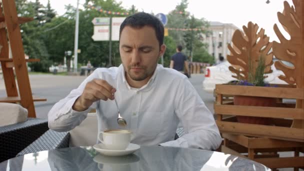 Geschäftsmann mit Milchschnurrbart beim Cappuccino an der Bar — Stockvideo