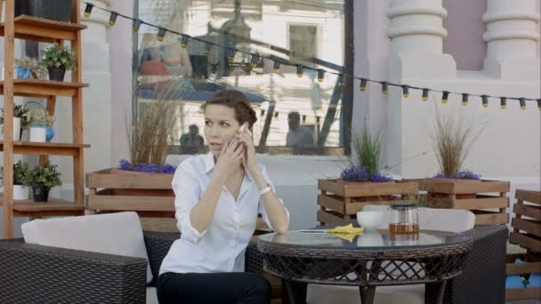 Serveur serveur à la table de travail, tandis que la femme parle téléphone portable — Video