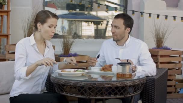 Συνέταιροι με αυτοπεποίθηση σε κοστούμια που συζητούν για συμβόλαια κατά τη διάρκεια επιχειρηματικού γεύματος. — Αρχείο Βίντεο