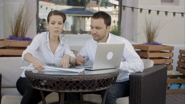 Empresarios que trabajan con computadora portátil en la cafetería. Negocios, tecnología y personas . — Vídeos de Stock