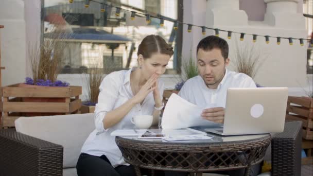 Geschäftsmann zerreißt ein Dokument, einen Vertrag oder eine Vereinbarung über ein Geschäftstreffen im Café — Stockvideo