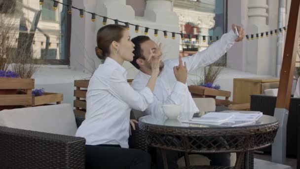 Pareja joven haciendo fotos selfies en el restaurante . — Vídeos de Stock