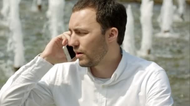 Zakenman heeft een mededeling met zijn cellphone — Stockvideo