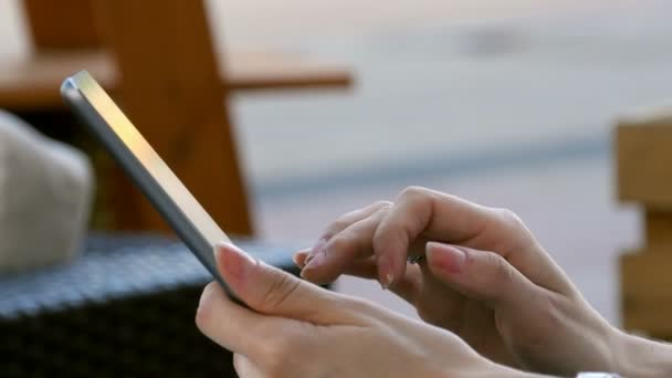 Mujer mano usando dispositivo de tableta tecnológica al aire libre — Vídeo de stock