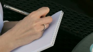 bir defterde yazılı bir kızın yakın çekim